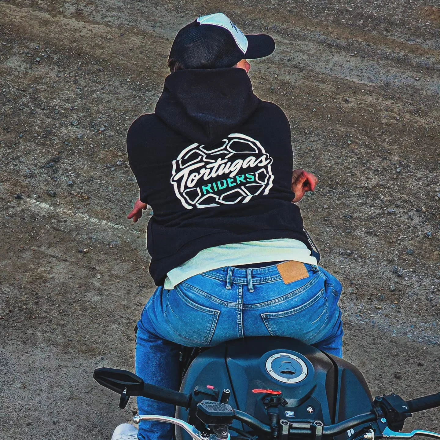 Detalle de sudadera Tortugas Riders sobre una moto