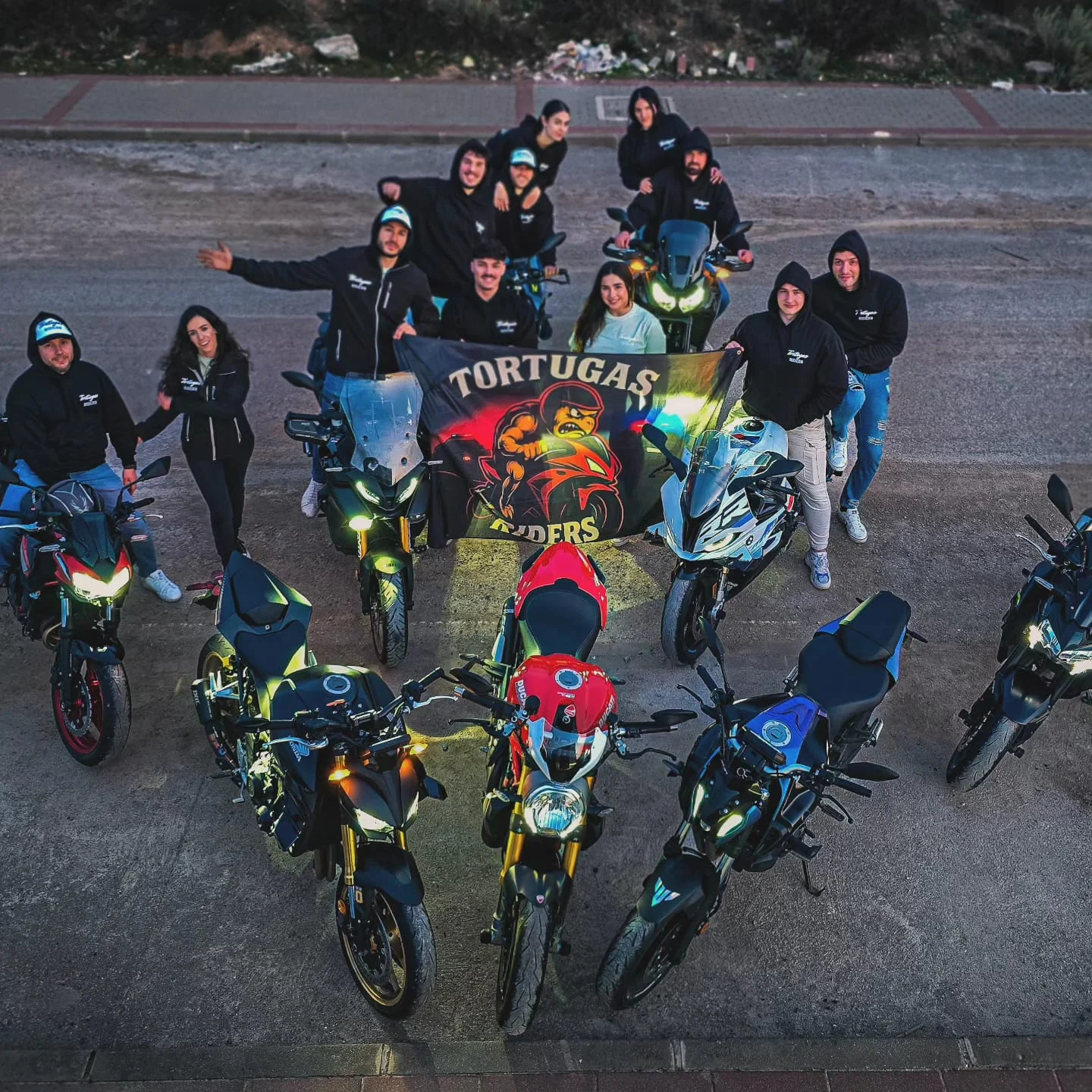 Tortugas Riders reunidos con motos y bandera del grupo
