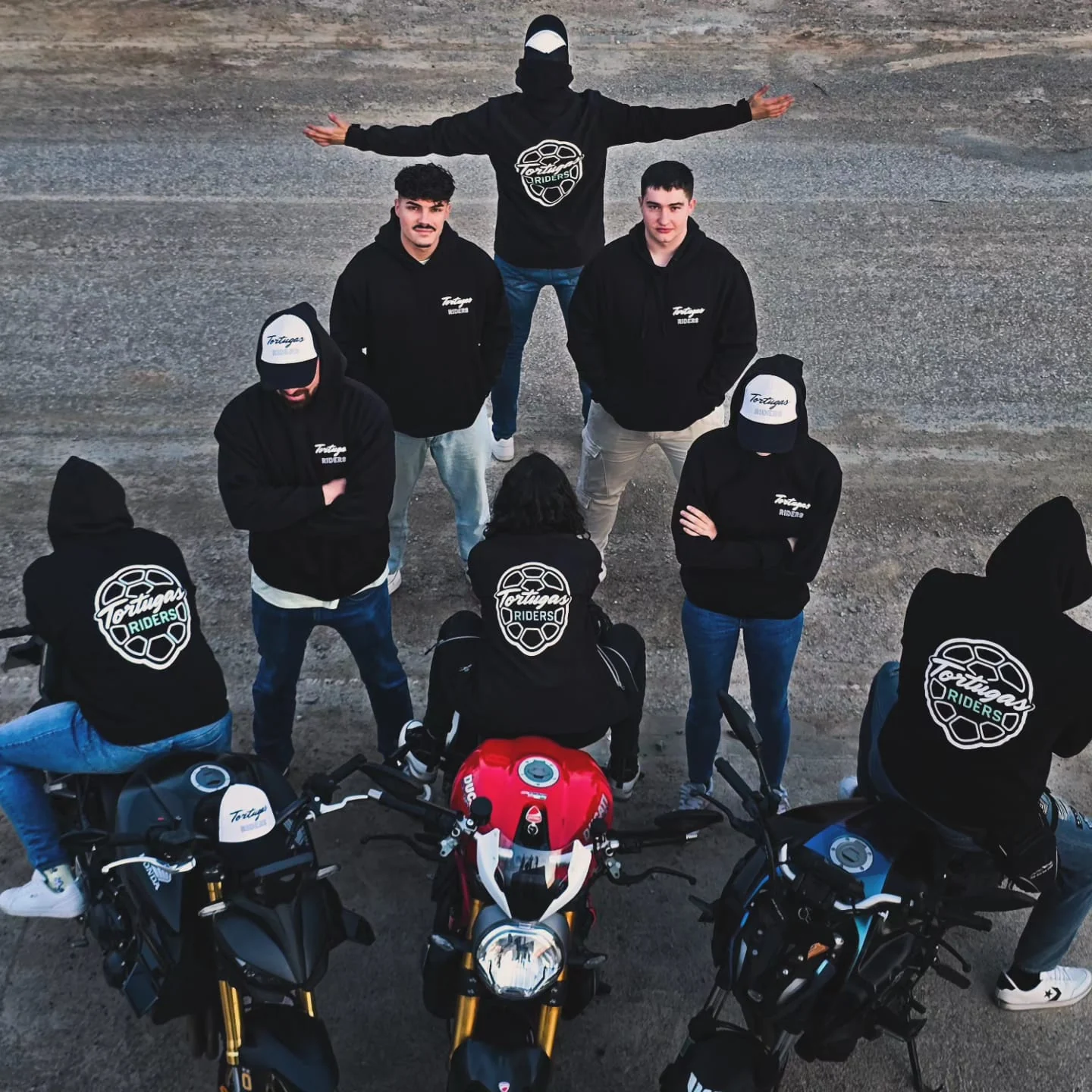 Grupo Tortugas Riders con sudaderas oficiales