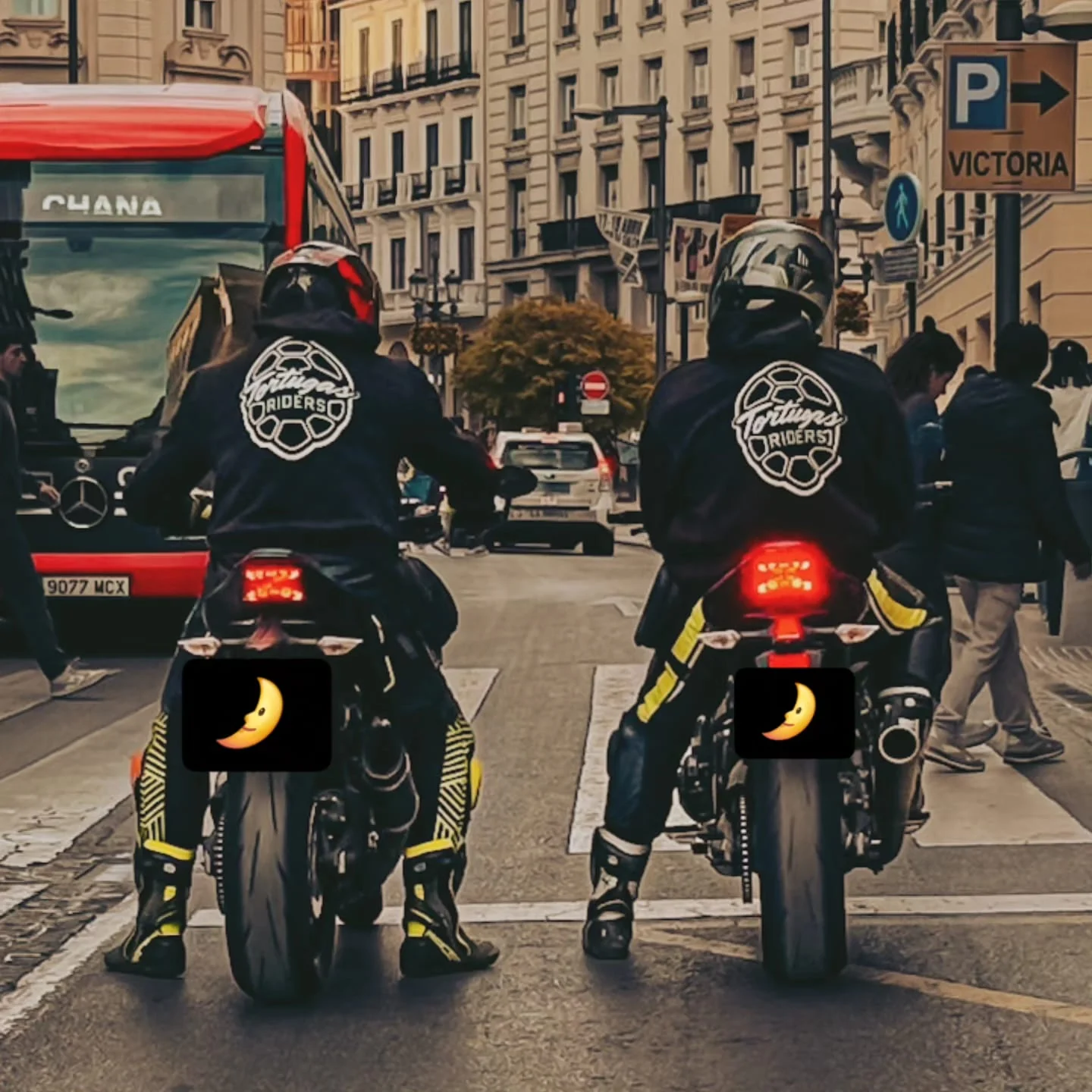 Tortugas Riders circulando por ciudad con las sudaderas del grupo